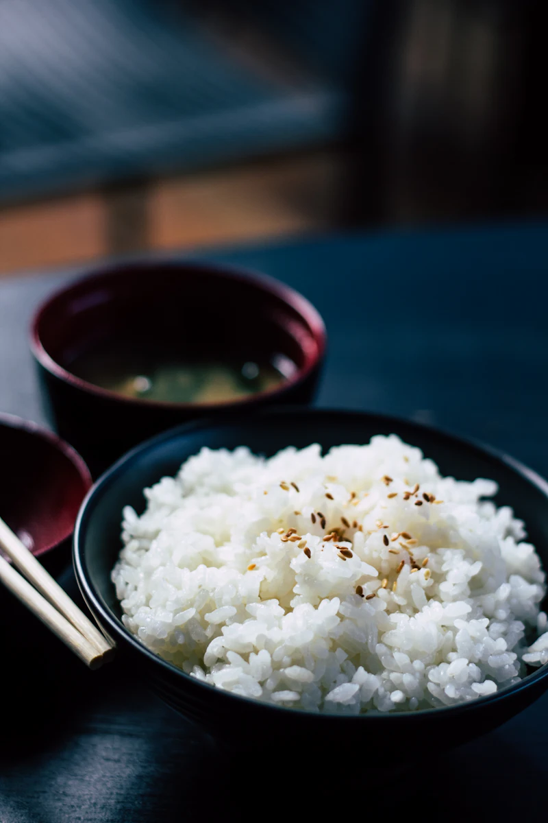 Bol de riz blanc fumant