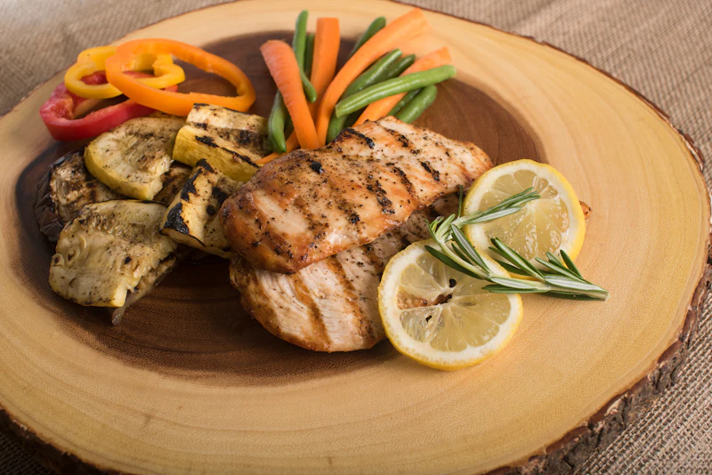 Blanc de poulet grillé avec légumes et citron